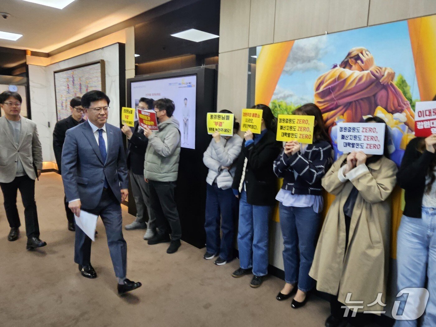 본문 이미지 - 정재연 강원대학교 총장이 지난 1일 오후 강원대 춘천캠퍼스 대학본부 3층 교무회의실에서 열리는 평의원회에 참석하기 위해 발걸음을 옮기고 있다. 이날 교직원, 학생 등은 복도 앞에서 &#39;강원대-강릉원주대&#39; 통합을 반대하며 피켓을 들고 침묵 시위를 진행했다.2025.4.1 한귀섭 기자