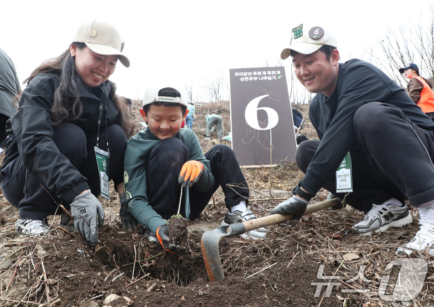 (서울=뉴스1) 신웅수 기자 = 12일 강원도 인제 자작나무숲에서 열린 유한킴벌리 주최 '우리강산 푸르게 푸르게 2025 신혼부부 나무심기' 행사에서 참가자들이 나무를 심고 있다. …
