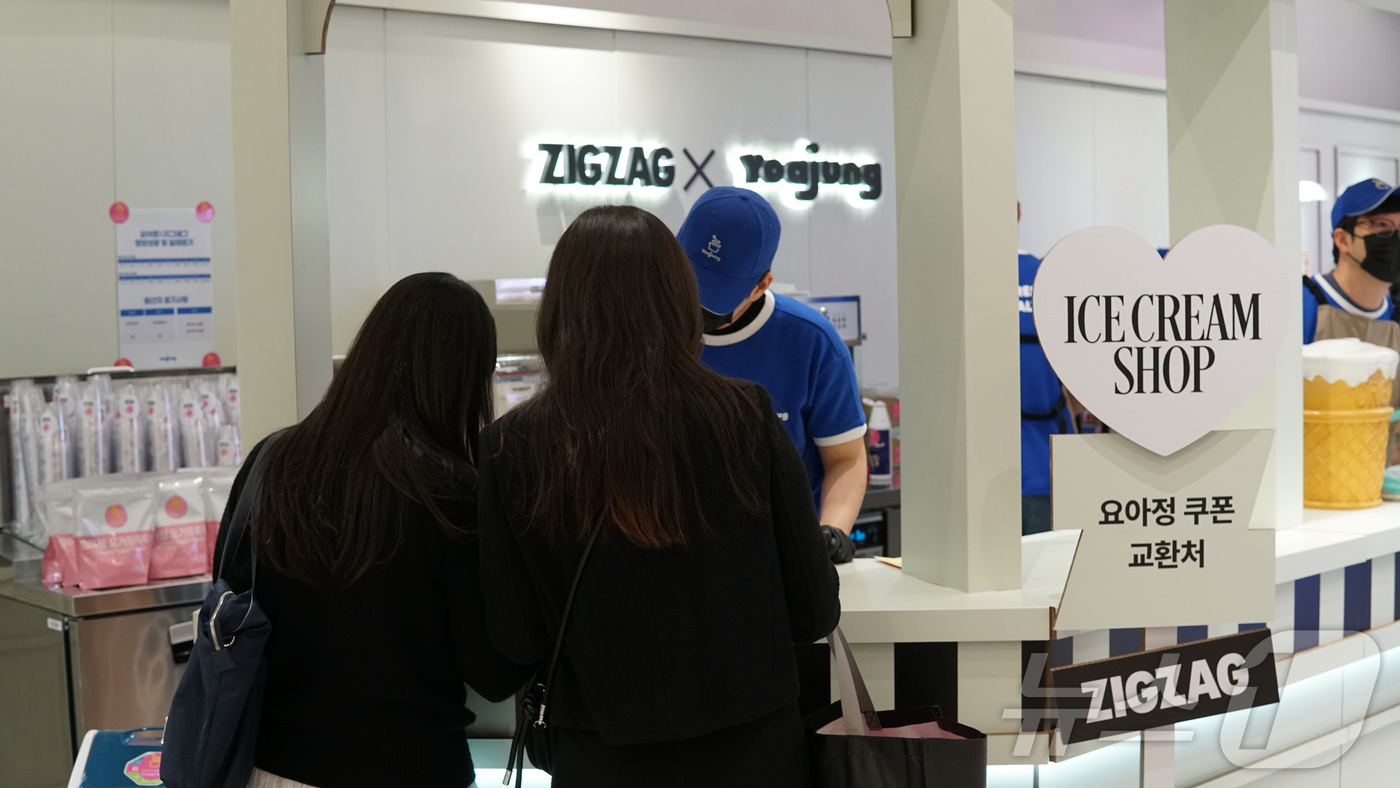 (서울=뉴스1) = 스타일 커머스 플랫폼 ‘지그재그’가 첫 뷰티 팝업 스토어 ‘직잭뷰티 팝업 스토어’를 4월 11일부터 13일 21시까지 서울 성수동에서 진행한다.지그재그 뷰티 팝 …