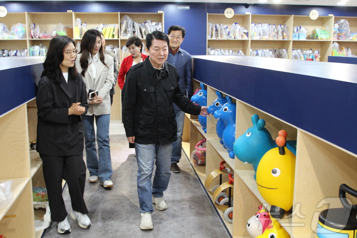 (서울=뉴스1) 김민지 기자 = 대선에 도전하는 안철수 국민의힘 의원이 12일 성남시 육아종합지원센터를 방문해 현장을 살피고 있다. (안철수 캠프 제공. 재판매 및 DB 금지) 2 …