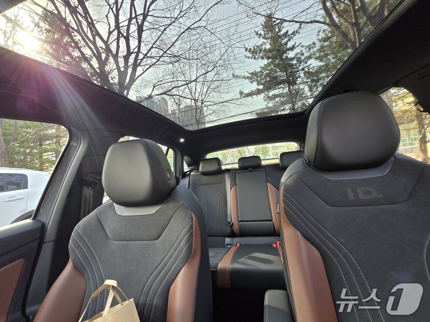 본문 이미지 - 폭스바겐의 준중형 전기 스포츠유틸리티차(SUV) 'ID.5'의 실내 1·2열. 2025.04.04/ 뉴스1 김성식 기자