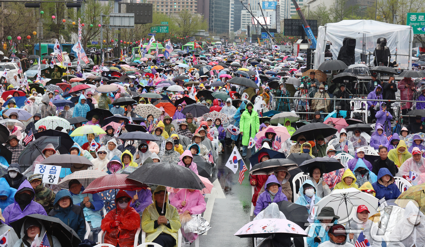 (서울=뉴스1) 김명섭 기자 = 12일 서울 동화면세점 앞에서 열린  자유통일당 '광화문 국민 대회'에서 참가자들이 구호를 외치고있다.  2025.4.12/뉴스1