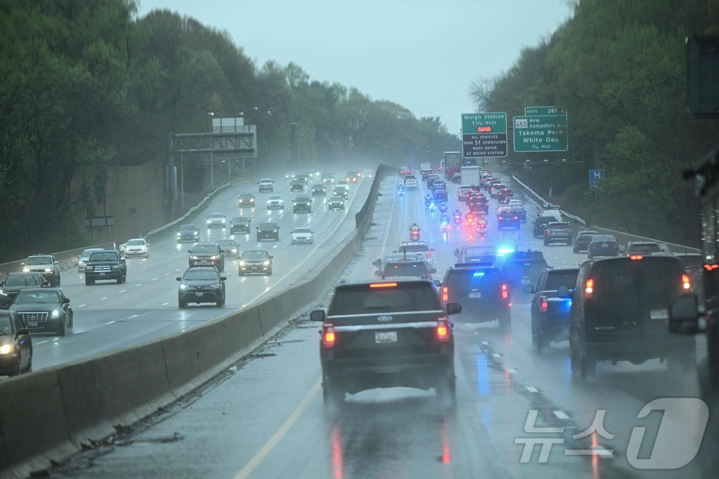 (베데스다 AFP=뉴스1) 우동명 기자 = 도널드 트럼프 미국 대통령이 11일(현지시간) 메릴랜드주 베데스다에 있는 월터 리드 군 메디컬 센터에서 건강 검진을 받은 뒤 플로리다주 …