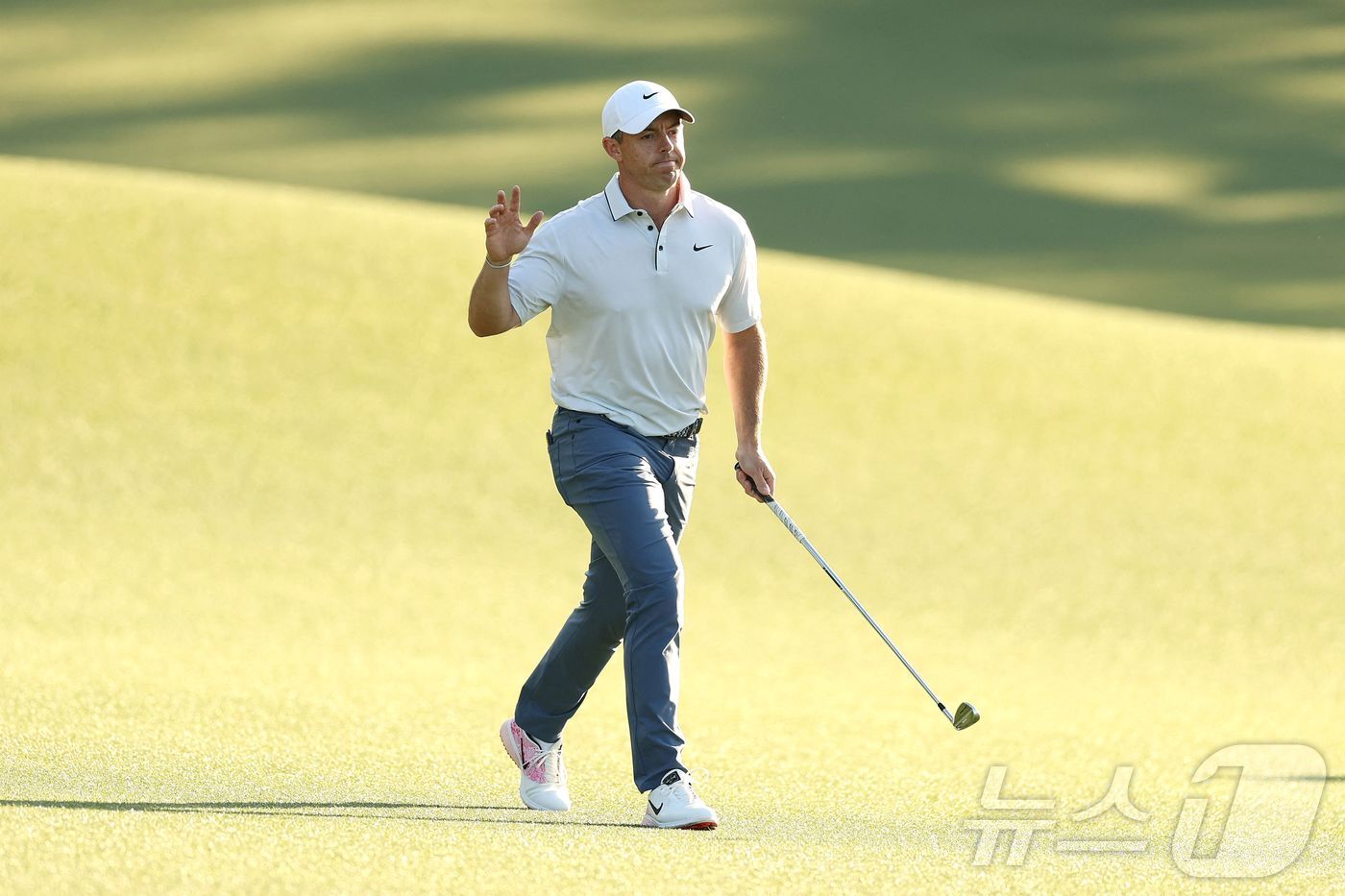 본문 이미지 - PGA 시즌 첫 메이저 대회인 마스터스 토너먼트 3라운드에서 선두로 도약한 로리 매킬로이. ⓒ AFP=뉴스1