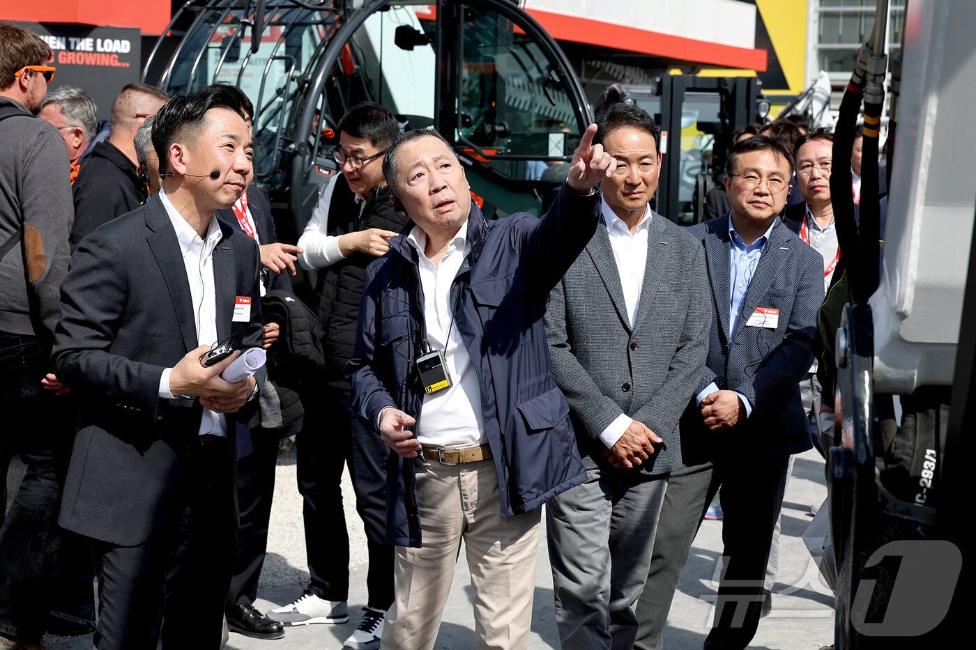 본문 이미지 - 박정원 두산그룹 회장이 지난해 4월 독일 뮌헨에서 열린 유럽 최대 건설기계 박람회 '2025 바우마'에 참석해 전시를 둘러보는 모습(자료사진. 두산그룹 제공. 재판매 및 DB 금지) 2025.4.13/뉴스1 ⓒ News1 박종홍 기자
