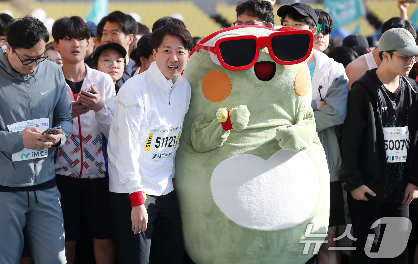 (대구=뉴스1) 공정식 기자 = 대권에 도전하는 이준석 개혁신당 의원이 13일 오전 대구 수성구 대구스타디움에서 열린 지역 마라톤대회 5㎞ 코스에 참가해 두꺼비를 활용한 수성구 캐 …