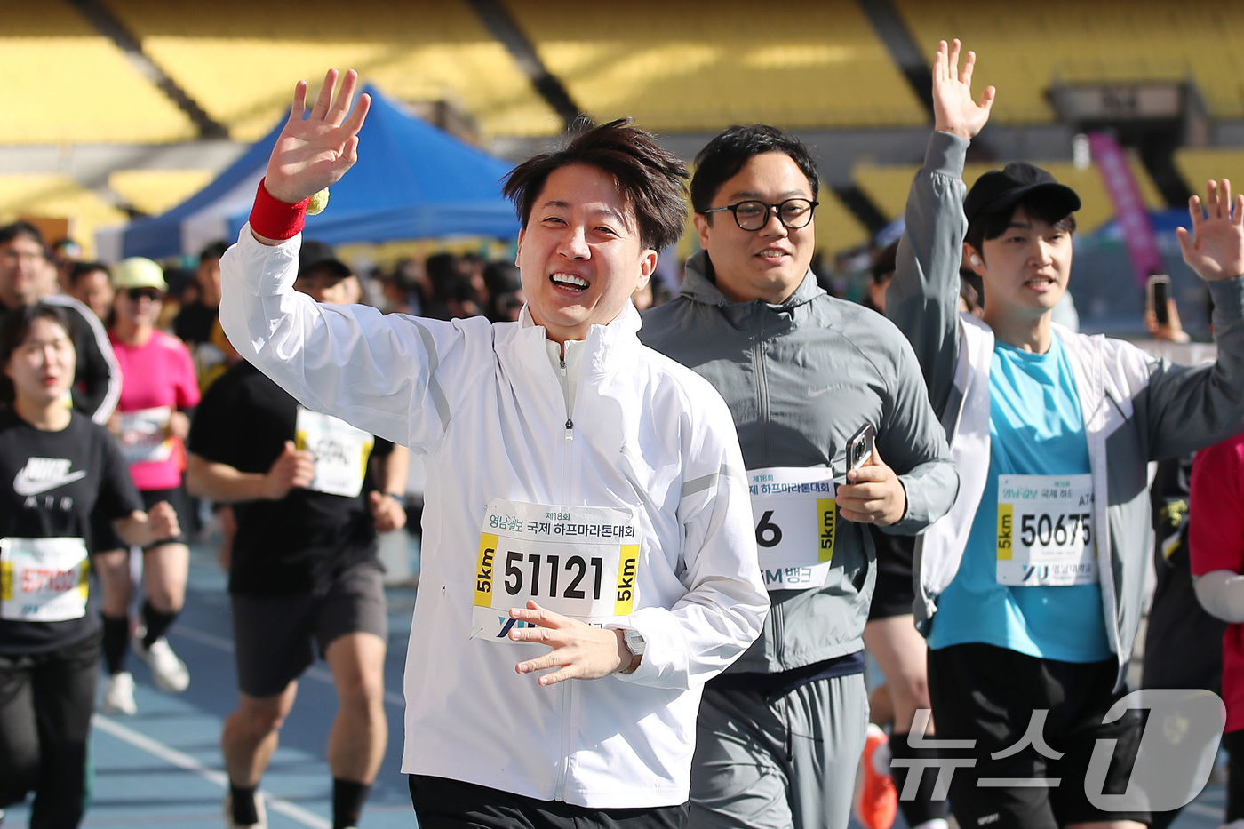 (대구=뉴스1) 공정식 기자 = 대권에 도전하는 이준석 개혁신당 의원이 13일 오전 대구 수성구 대구스타디움에서 열린 지역 마라톤대회 5㎞ 코스에 참가해 힘차게 출발하고 있다. 2 …