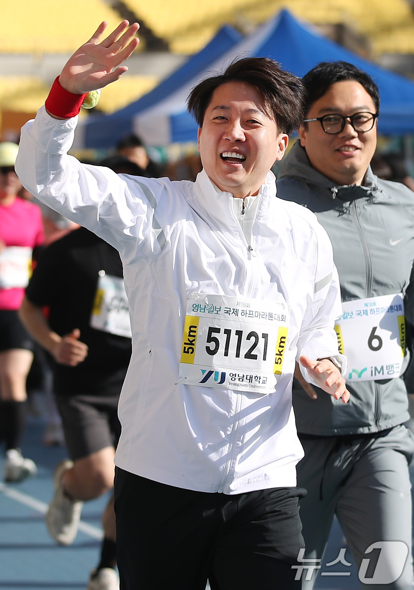 (대구=뉴스1) 공정식 기자 = 대권에 도전하는 이준석 개혁신당 의원이 13일 오전 대구 수성구 대구스타디움에서 열린 지역 마라톤대회 5㎞ 코스에 참가해 힘차게 출발하고 있다. 2 …