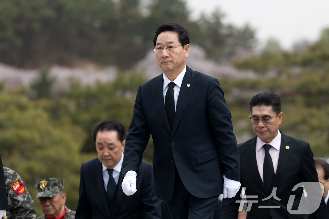 (서울=뉴스1) 이승배 기자 = 대선 출마를 선언한 유정복 인천시장이 13일 오전 서울 동작구 국립서울현충원을 찾아 참배하고 있다. 2025.4.13/뉴스1