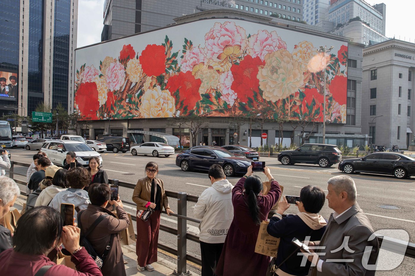 (서울=뉴스1) = 신세계백화점이 오는 6월 30일까지 신세계스퀘어의 대형 파사드에 신세계면세점과 국립중앙박물관이 협업해 탄생한 한국 문화유산 미디어 아트를 선보인다.사진은 신세계 …