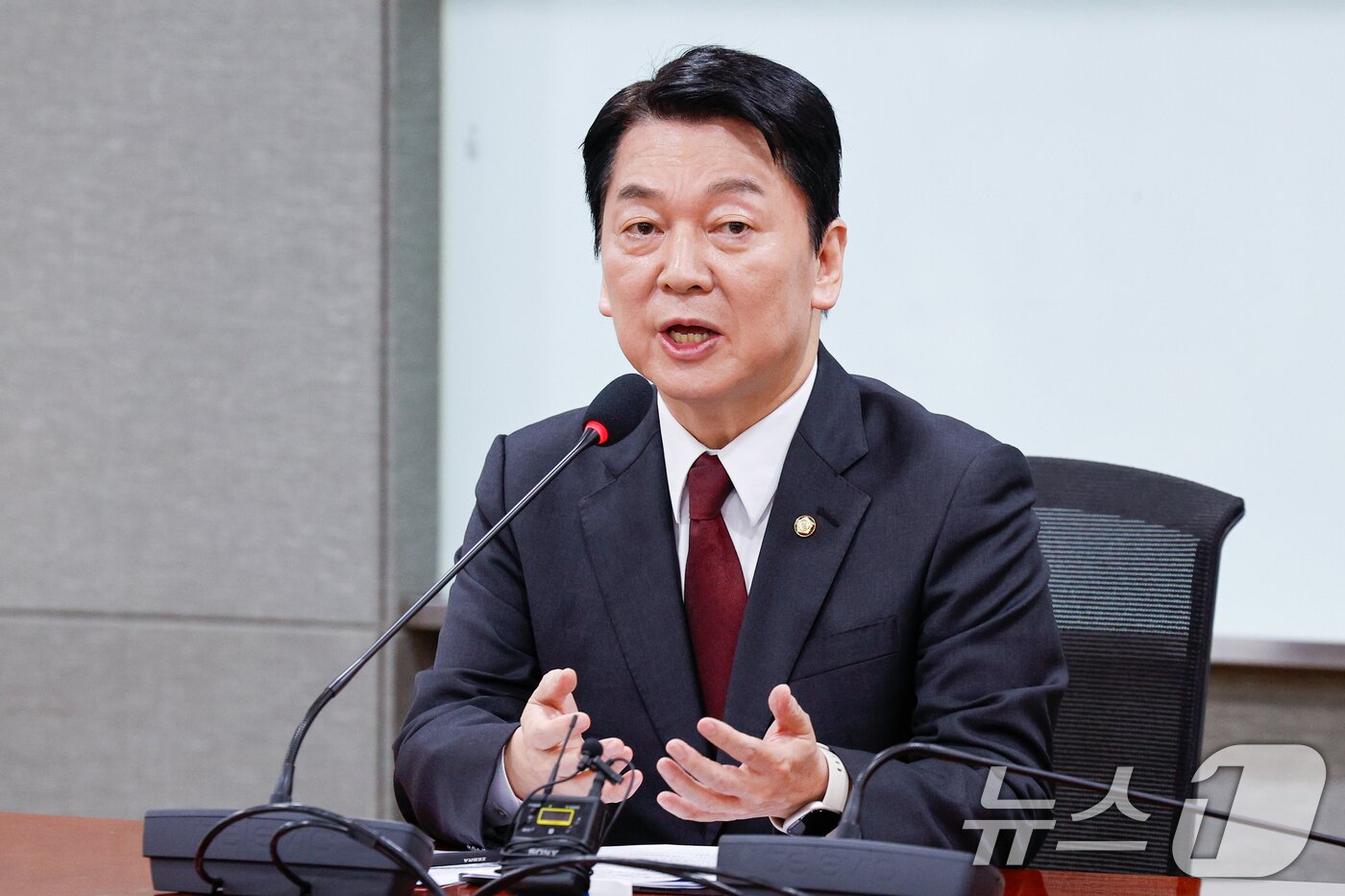 본문 이미지 - 국민의힘 대권주자인 안철수 의원이 13일 서울 여의도 국회의원회관에서 21대 대통령 선거 공약을 발표한 뒤 취재진 질문에 답하고 있다. 2025.4.13/뉴스1 ⓒ News1 안은나 기자