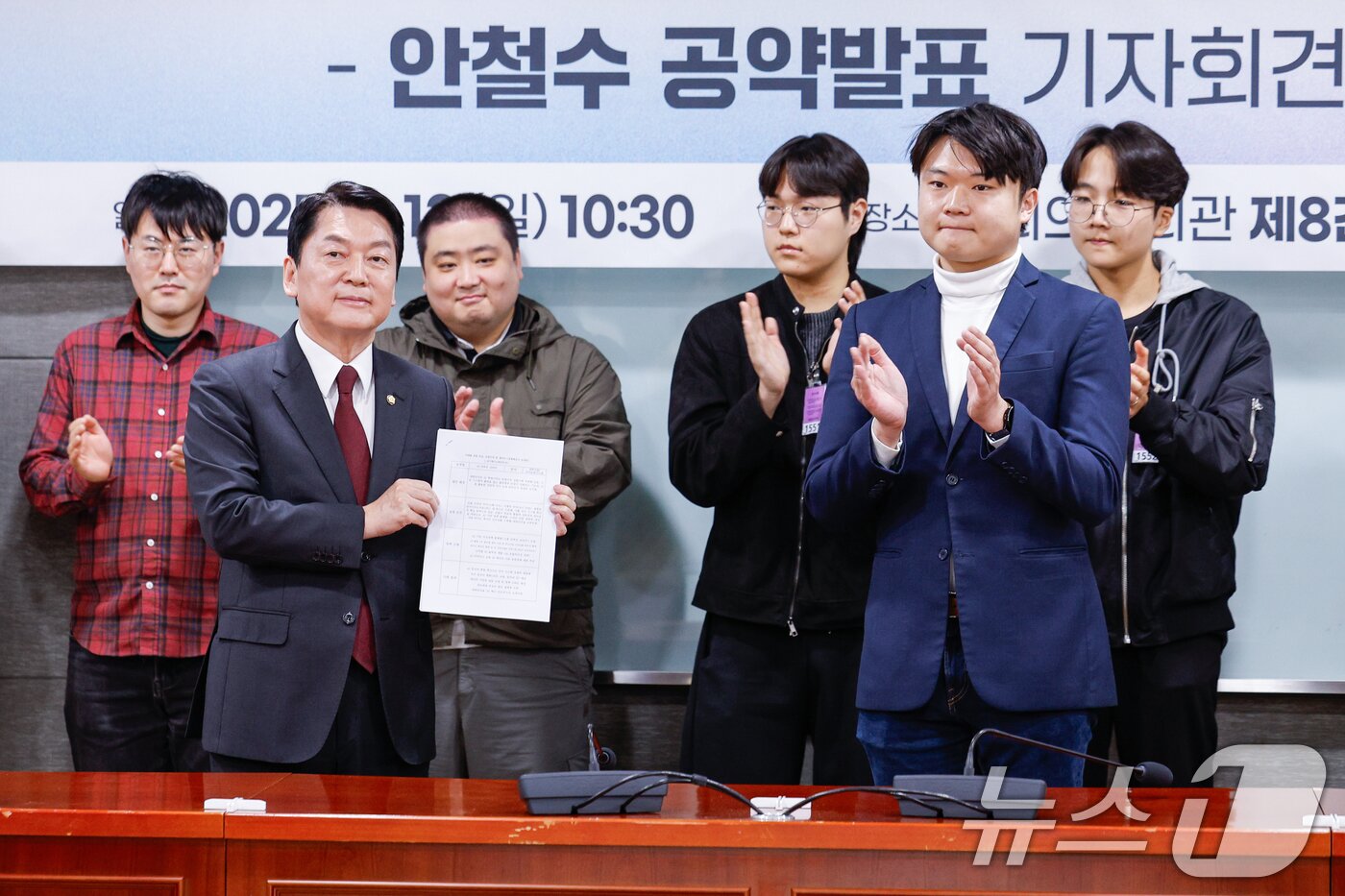 본문 이미지 - 국민의힘 대권주자인 안철수 의원이 13일 서울 여의도 국회의원회관에서 열린 21대 대통령 선거 공약발표 기자회견에서 청년들로부터 정책제안서를 전달받고 있다. 2025.4.13/뉴스1 ⓒ News1 안은나 기자