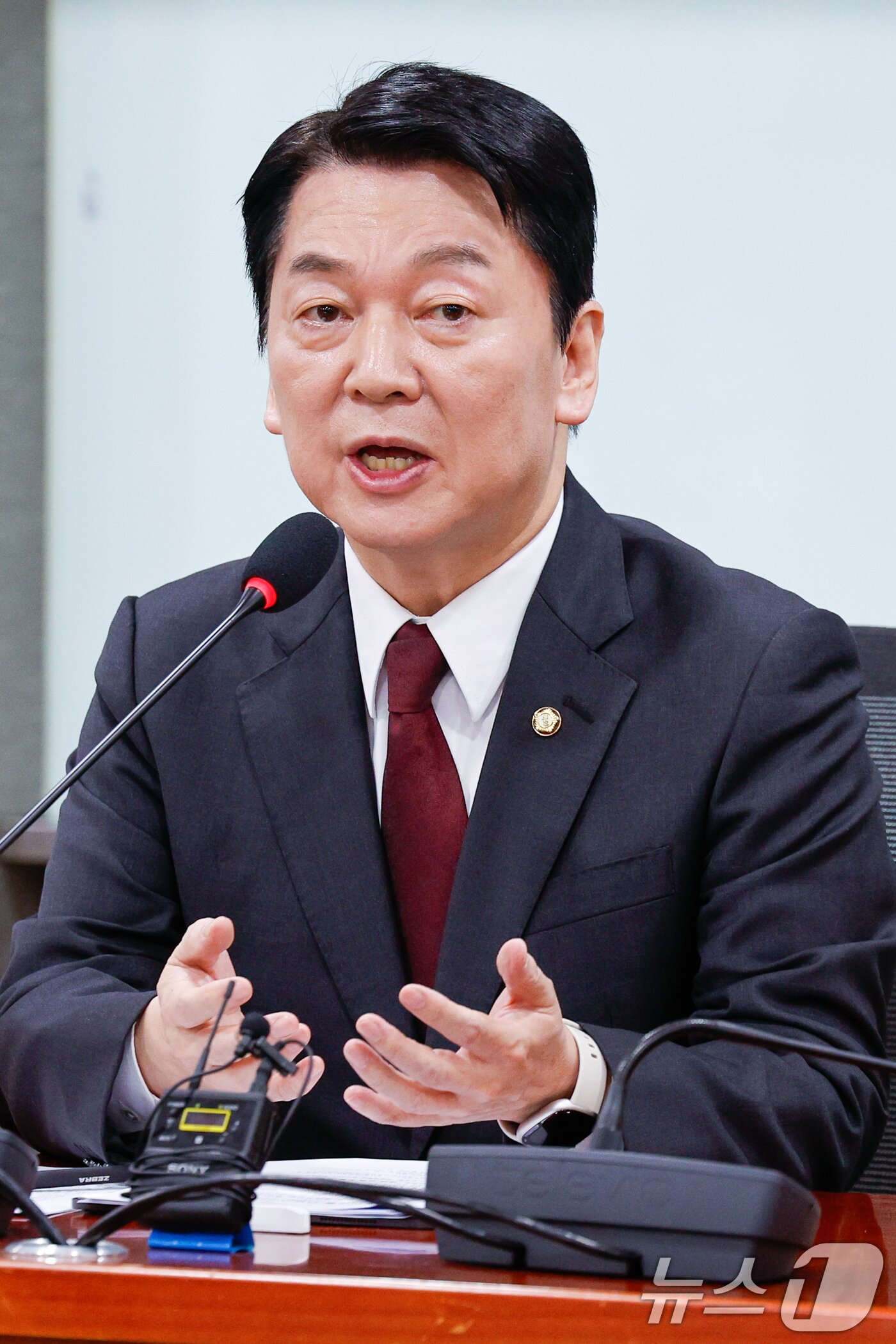본문 이미지 - 국민의힘 대권주자인 안철수 의원이 13일 서울 여의도 국회의원회관에서 21대 대통령 선거 공약을 발표한 뒤 취재진 질문에 답하고 있다. 2025.4.13/뉴스1 ⓒ News1 안은나 기자