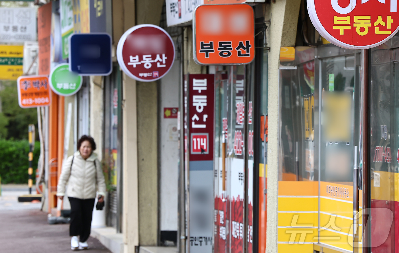 (서울=뉴스1) 김도우 기자 = 올해 개업한 공인중개사 수가 2000년 이후 25년 만에 가장 적은 것으로 나타났다.부동산 시장 침체 장기화와 공인중개사무소 포화 현상 속에 신규 …