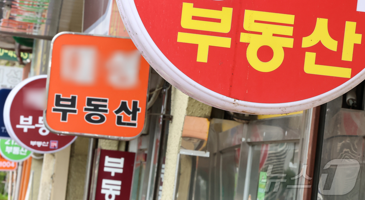 (서울=뉴스1) 김도우 기자 = 올해 개업한 공인중개사 수가 2000년 이후 25년 만에 가장 적은 것으로 나타났다.부동산 시장 침체 장기화와 공인중개사무소 포화 현상 속에 신규 …