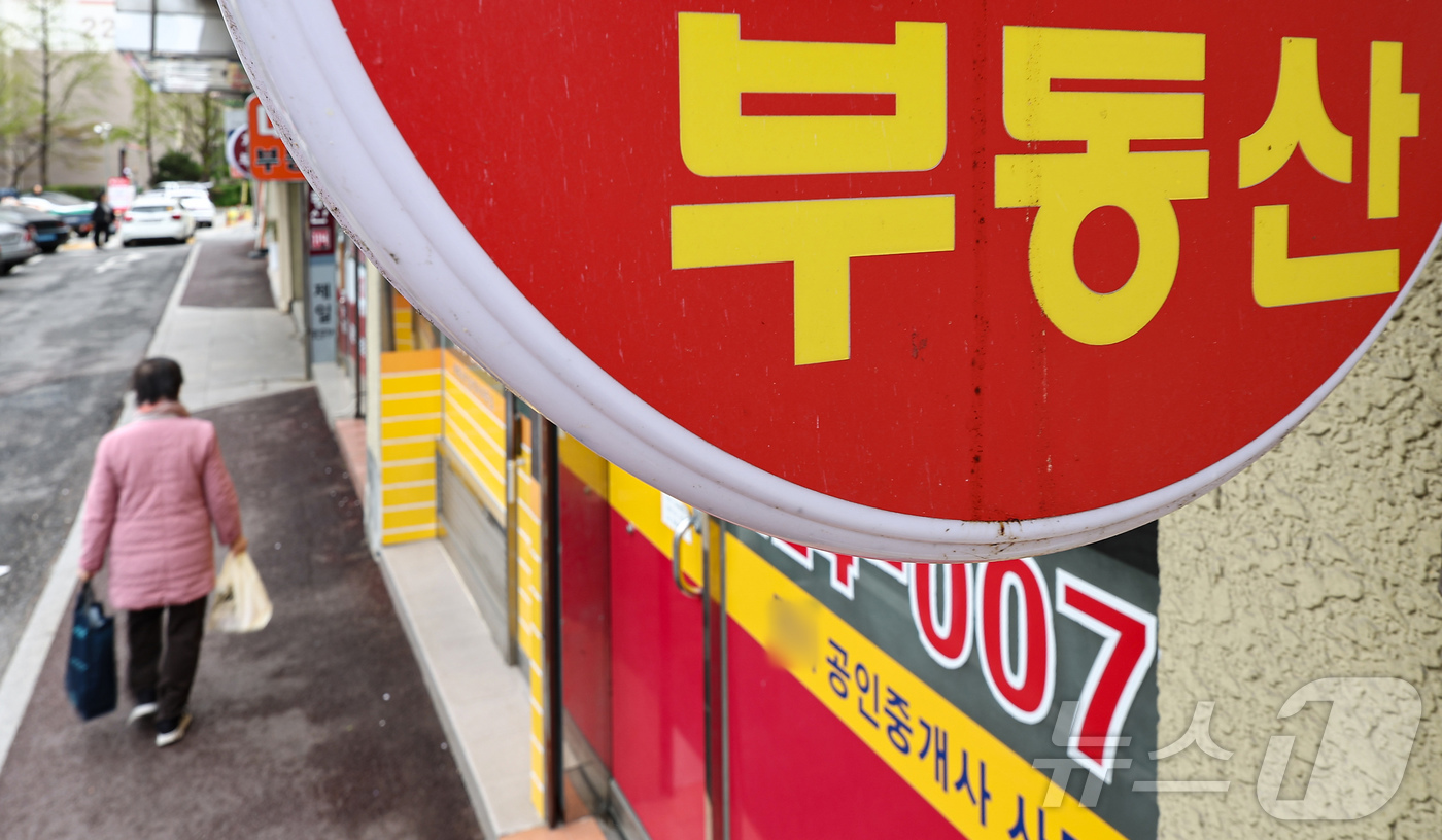 (서울=뉴스1) 김도우 기자 = 올해 개업한 공인중개사 수가 2000년 이후 25년 만에 가장 적은 것으로 나타났다.부동산 시장 침체 장기화와 공인중개사무소 포화 현상 속에 신규 …