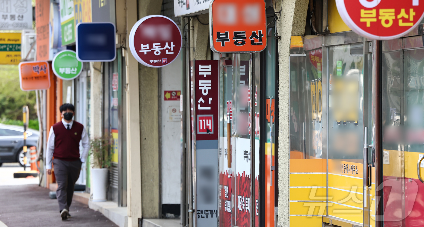 (서울=뉴스1) 김도우 기자 = 올해 개업한 공인중개사 수가 2000년 이후 25년 만에 가장 적은 것으로 나타났다.부동산 시장 침체 장기화와 공인중개사무소 포화 현상 속에 신규 …
