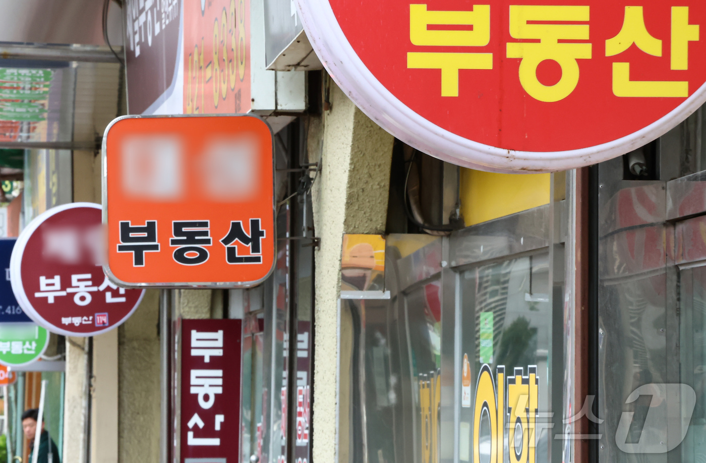 (서울=뉴스1) 김도우 기자 = 올해 개업한 공인중개사 수가 2000년 이후 25년 만에 가장 적은 것으로 나타났다.부동산 시장 침체 장기화와 공인중개사무소 포화 현상 속에 신규 …