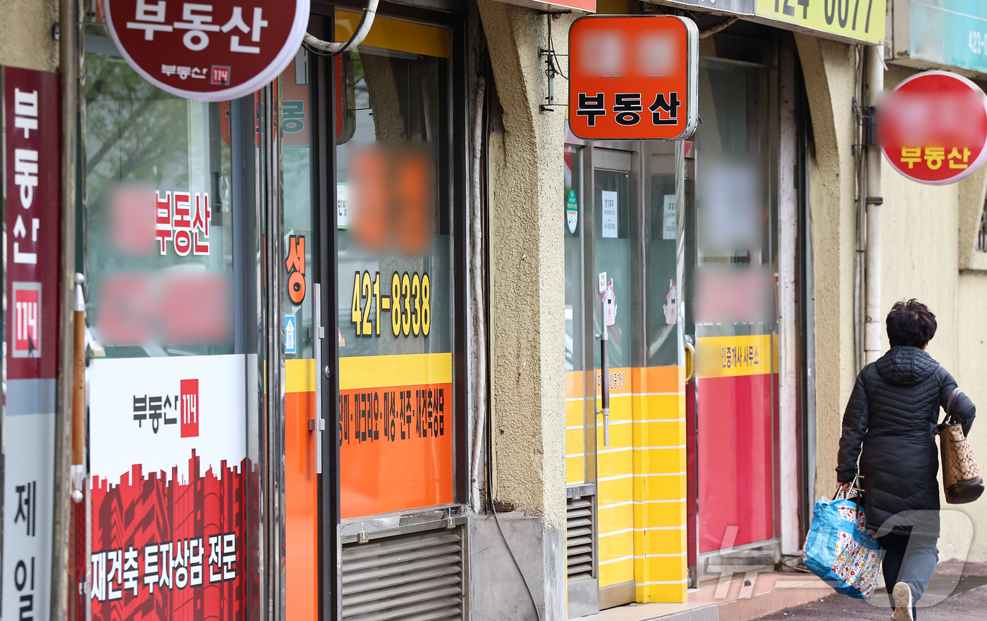 (서울=뉴스1) 김도우 기자 = 올해 개업한 공인중개사 수가 2000년 이후 25년 만에 가장 적은 것으로 나타났다.부동산 시장 침체 장기화와 공인중개사무소 포화 현상 속에 신규 …