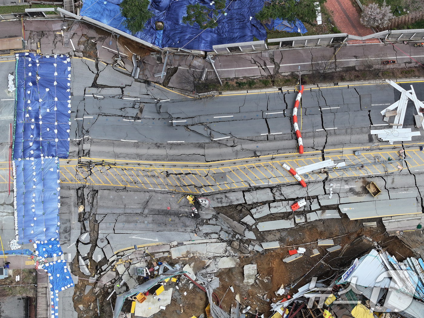 (광명=뉴스1) 이동해 기자 = 13일 경기 광명시 일직동 신안산선 복선전철 5-2공구 붕괴 현장이 통제되고 있다.추가붕괴 위험과 함께 비가 내리고 강풍이 거세게 부는 등 기상조건 …