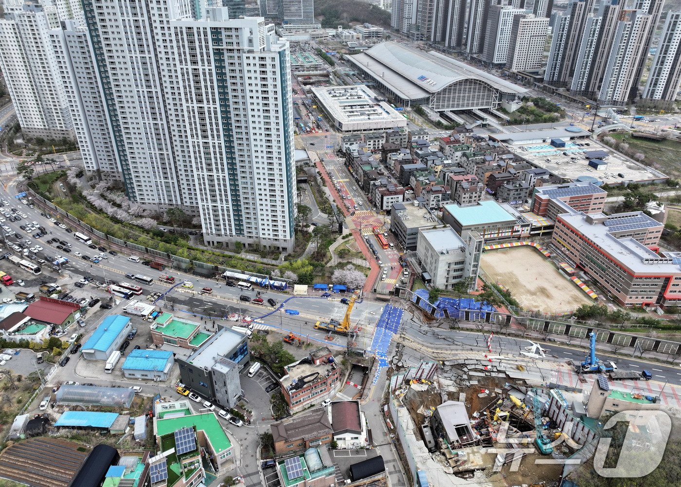 (광명=뉴스1) 이동해 기자 = 13일 경기 광명시 일직동 신안산선 복선전철 5-2공구 붕괴 현장이 통제되고 있다.추가붕괴 위험과 함께 비가 내리고 강풍이 거세게 부는 등 기상조건 …