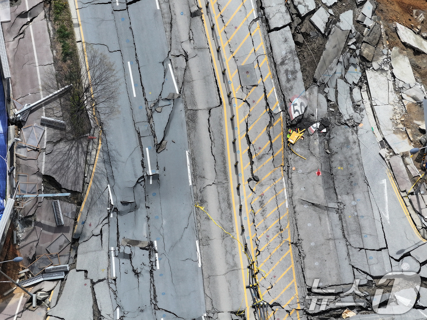 (광명=뉴스1) 이동해 기자 = 13일 경기 광명시 일직동 신안산선 복선전철 5-2공구 붕괴 현장이 통제되고 있다.추가붕괴 위험과 함께 비가 내리고 강풍이 거세게 부는 등 기상조건 …