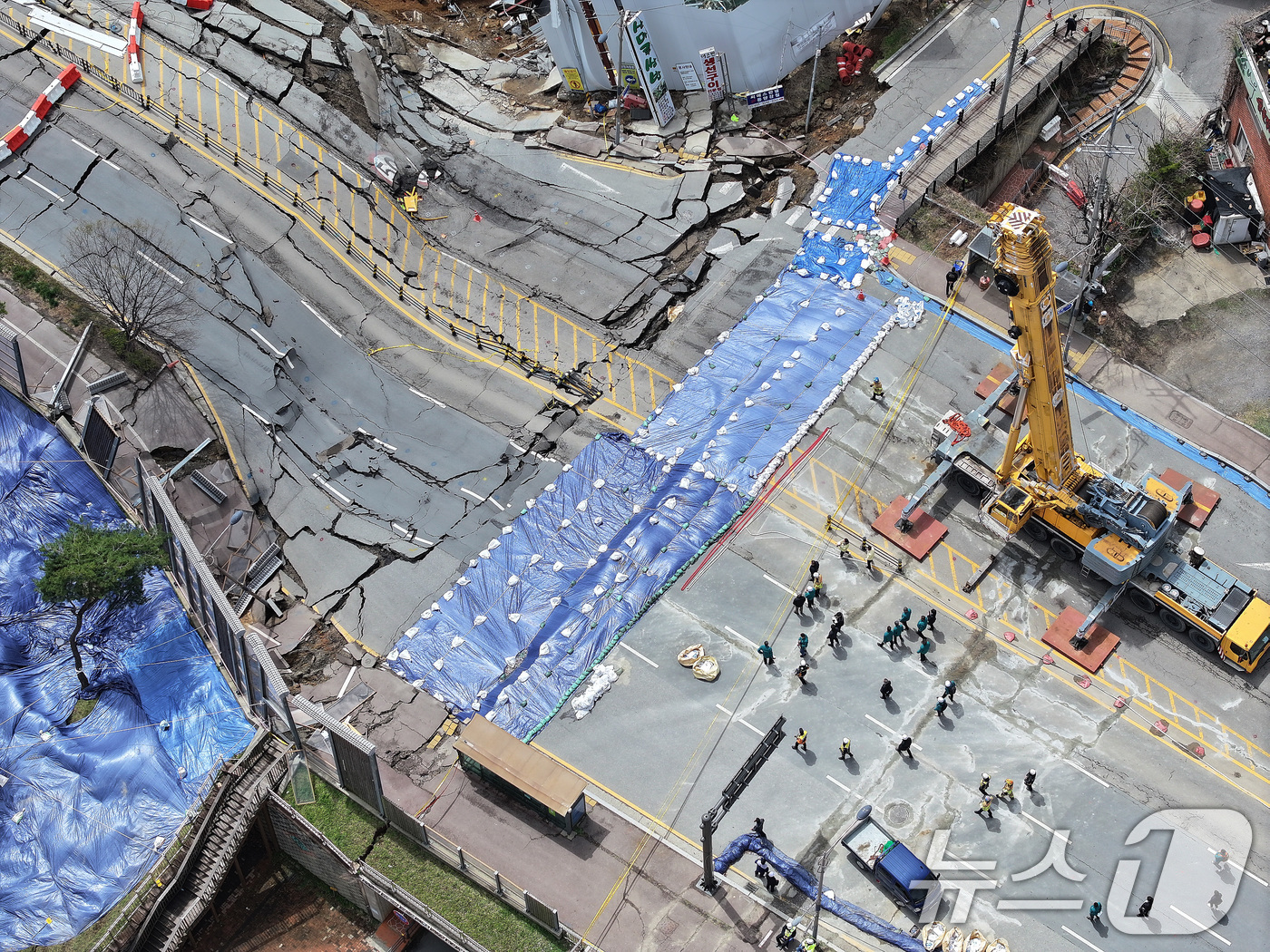 (광명=뉴스1) 이동해 기자 = 13일 경기 광명시 일직동 신안산선 복선전철 5-2공구 붕괴 현장이 통제되고 있다.추가붕괴 위험과 함께 비가 내리고 강풍이 거세게 부는 등 기상조건 …
