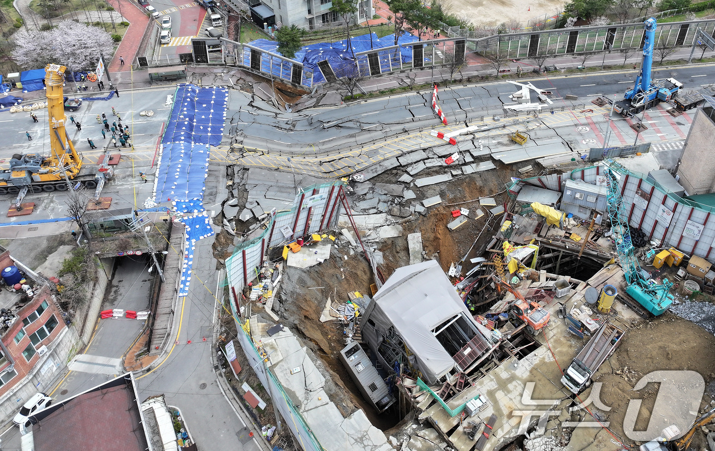 (광명=뉴스1) 이동해 기자 = 13일 경기 광명시 일직동 신안산선 복선전철 5-2공구 붕괴 현장이 통제되고 있다.추가붕괴 위험과 함께 비가 내리고 강풍이 거세게 부는 등 기상조건 …