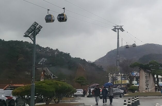 강풍 불고 비 내려도 강원도에 '상춘객'…명산엔 수천명 인파