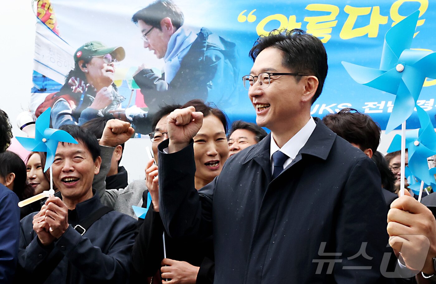 본문 이미지 - 더불어민주당 김경수 전 경남도지사가 13일 세종시청에서 제21대 대통령 선거 출마선언을 마친 뒤 세종시청 광장에서 지지자들과 선거 승리를 다짐하고 있다. 2025.4.13/뉴스1 ⓒ News1 김기남 기자