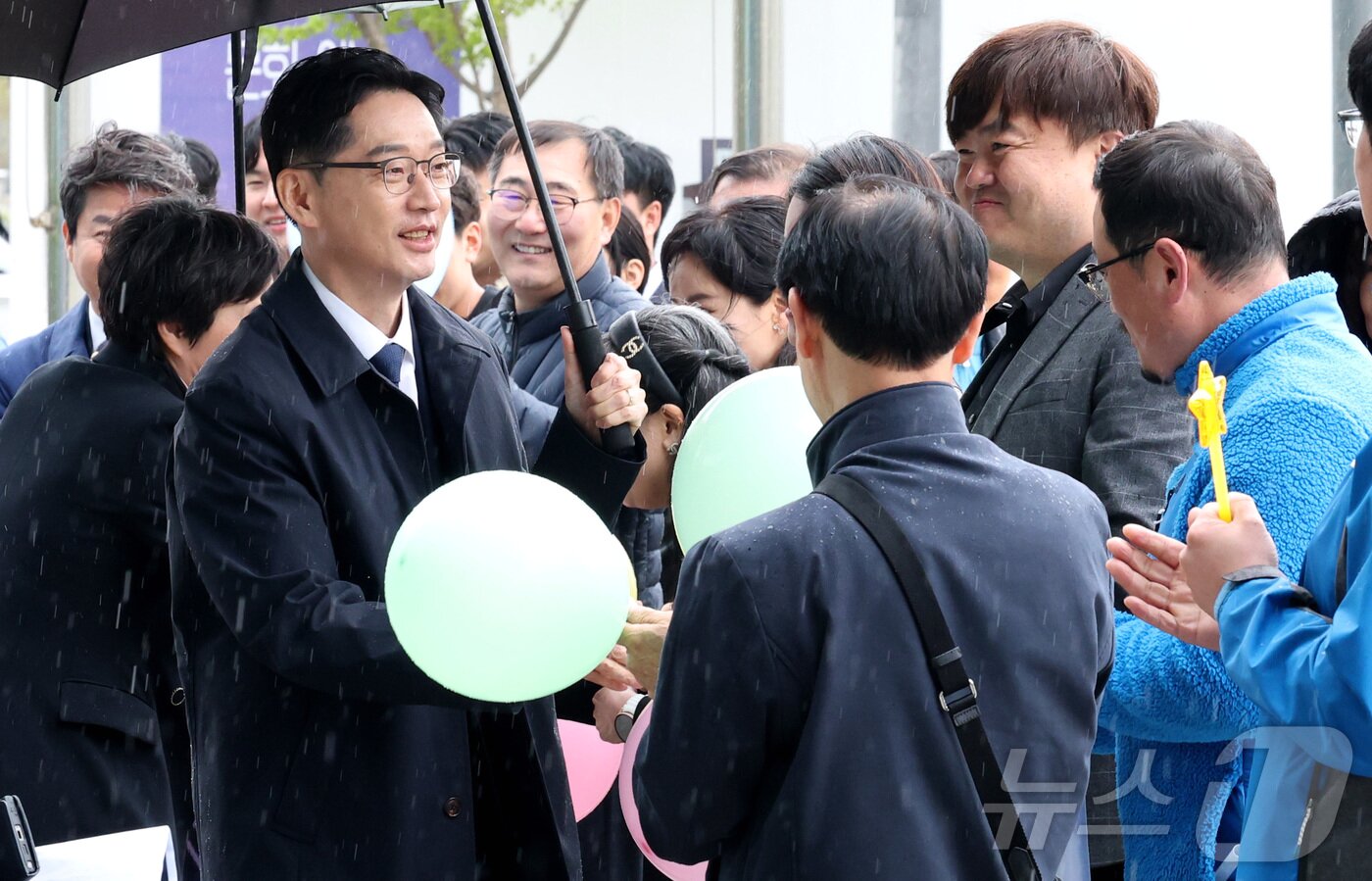 본문 이미지 - 더불어민주당 김경수 전 경남도지사가 13일 세종시청에서 열린 제21대 대통령 선거 출마선언에 참석하며 지지자들과 인사하고 있다. 2025.4.13/뉴스1 ⓒ News1 김기남 기자