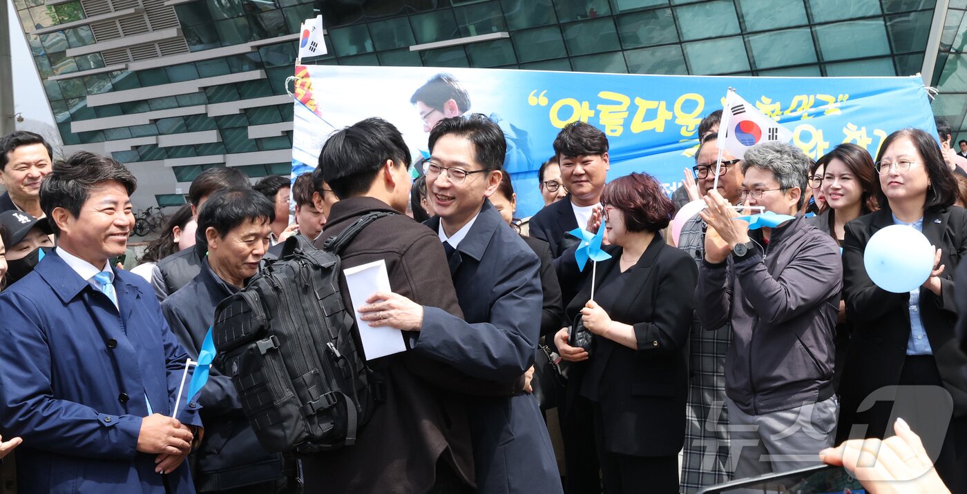 본문 이미지 - 더불어민주당 김경수 전 경남도지사가 13일 세종시청에서 제21대 대통령 선거 출마선언을 마친 뒤 시청 광장에서 지지자들과 포옹하고 있다. 2025.4.13/뉴스1 ⓒ News1 김기남 기자