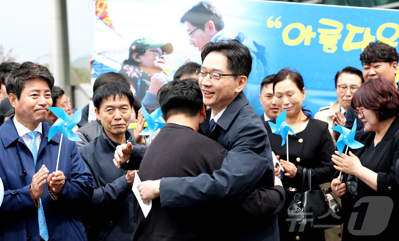 본문 이미지 - 더불어민주당 김경수 전 경남도지사가 13일 세종시청에서 제21대 대통령 선거 출마선언을 마친 뒤 시청 광장에서 지지자들과 포옹하고 있다. 2025.4.13/뉴스1 ⓒ News1 김기남 기자