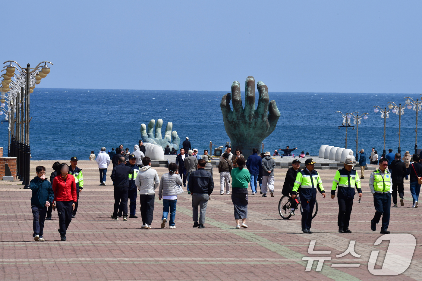 (포항=뉴스1) 최창호 기자 = 13일 오후 경북 포항시 남구 호미곶면 새천년해맞이광장에서 관광객들이 봄을 만끽하고 있다. 2025.4.13/뉴스1