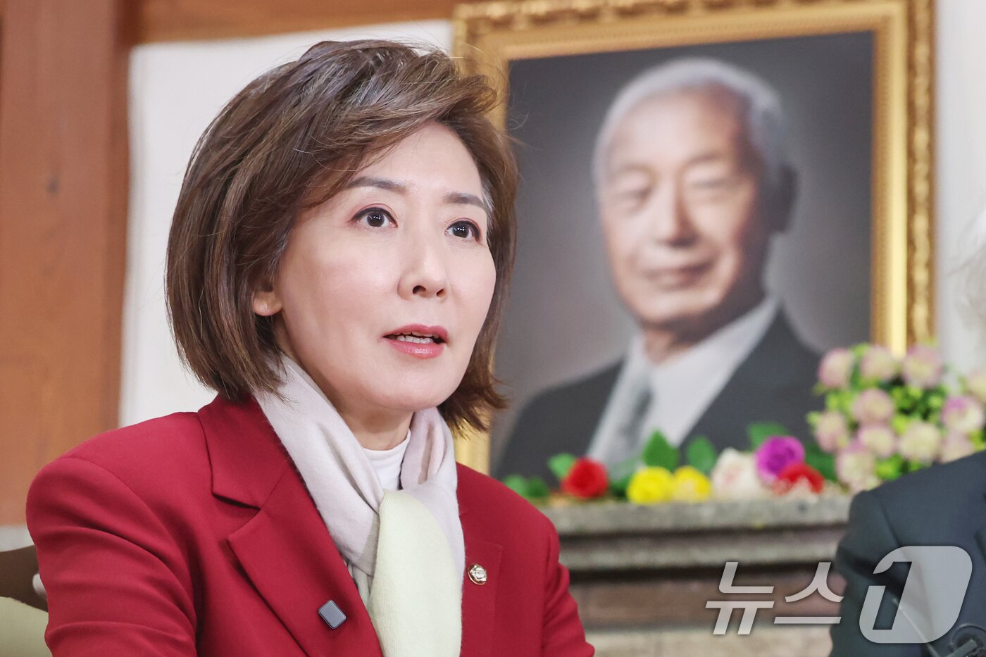 본문 이미지 - 국민의힘 대선후보 경선에 뛰어든 나경원 의원이 13일 오후 서울 종로구 이화장을 찾아 이영일 전 의원과 환담을 나누고 있다. 2025.4.13/뉴스1 ⓒ News1 민경석 기자