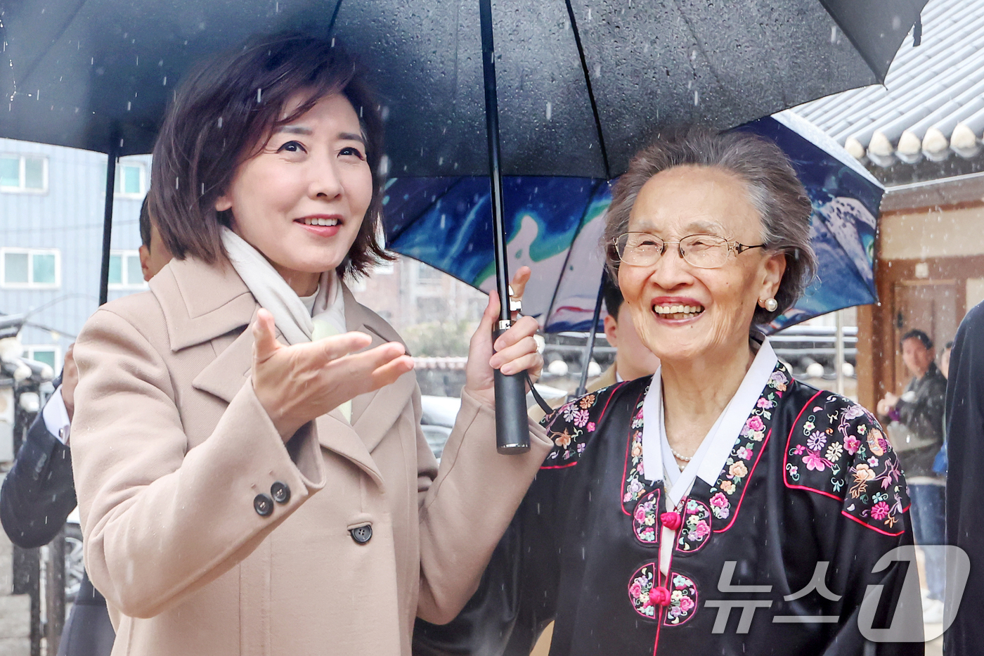 (서울=뉴스1) 민경석 기자 = 국민의힘 대선후보 경선에 뛰어든 나경원 의원이 13일 오후 서울 종로구 이화장을 찾아 故 이승만 전 대통령의 며느리 조혜자 여사와 내부를 둘러보고 …