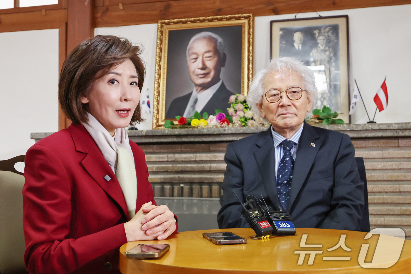 (서울=뉴스1) 민경석 기자 = 국민의힘 대선후보 경선에 뛰어든 나경원 의원이 13일 오후 서울 종로구 이화장을 찾아 이영일 전 의원과 환담을 나누 있다.  2025.4.13/뉴스 …