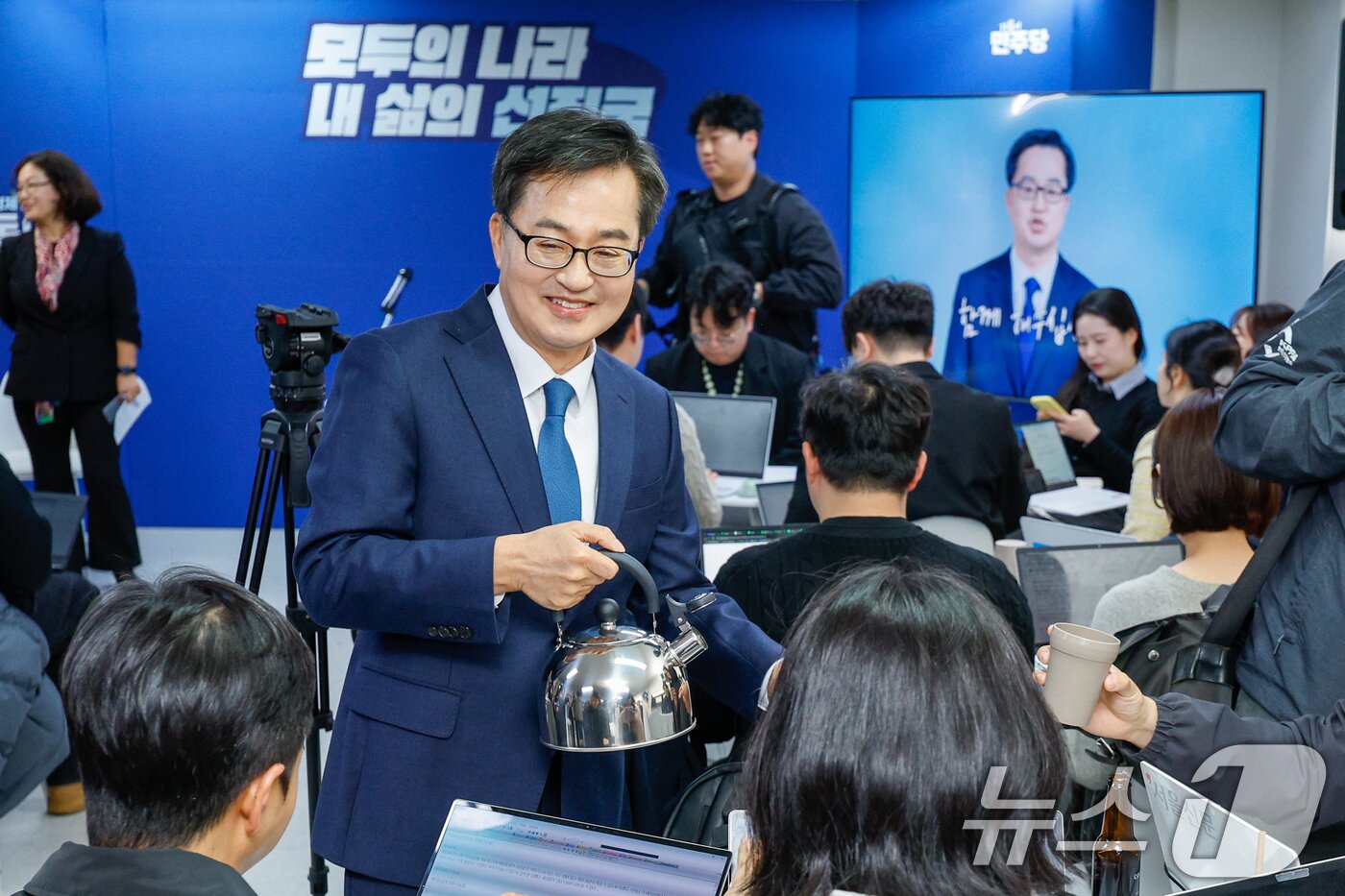 본문 이미지 - 더불어민주당 대권주자인 김동연 경기도지사가 13일 서울 여의도에 마련된 캠프에서 열린 '유쾌한 캠프의 더 유쾌한 다방' 행사에 참석해 취재진에게 음료를 따라주고 있다. 2025.4.13/뉴스1 ⓒ News1 안은나 기자