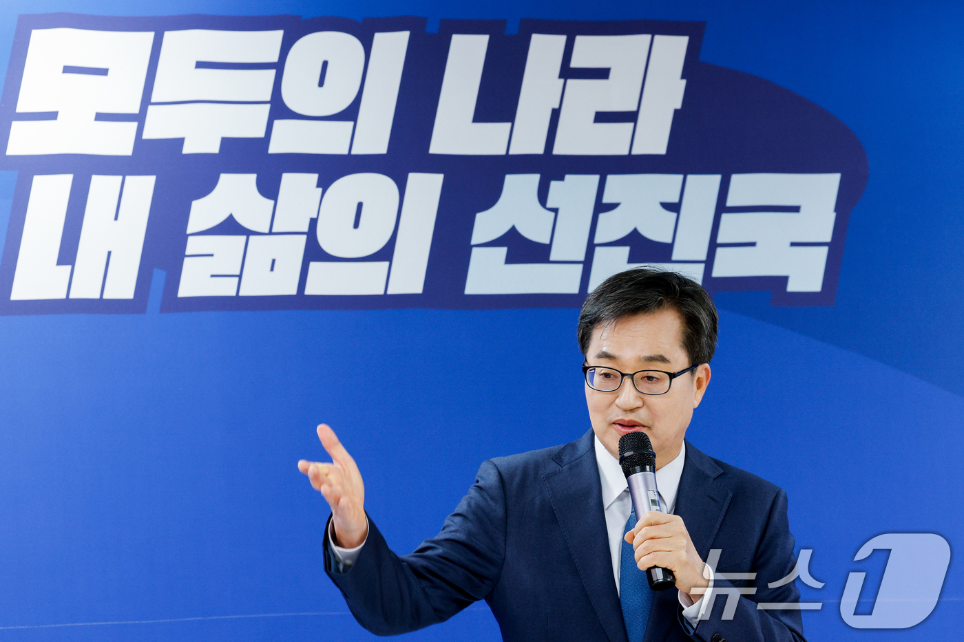 (서울=뉴스1) 안은나 기자 = 더불어민주당 대권주자인 김동연 경기도지사가 13일 서울 여의도에 마련된 캠프에서 열린 '유쾌한 캠프의 더 유쾌한 다방' 행사에 참석해 모두 발언하고 …