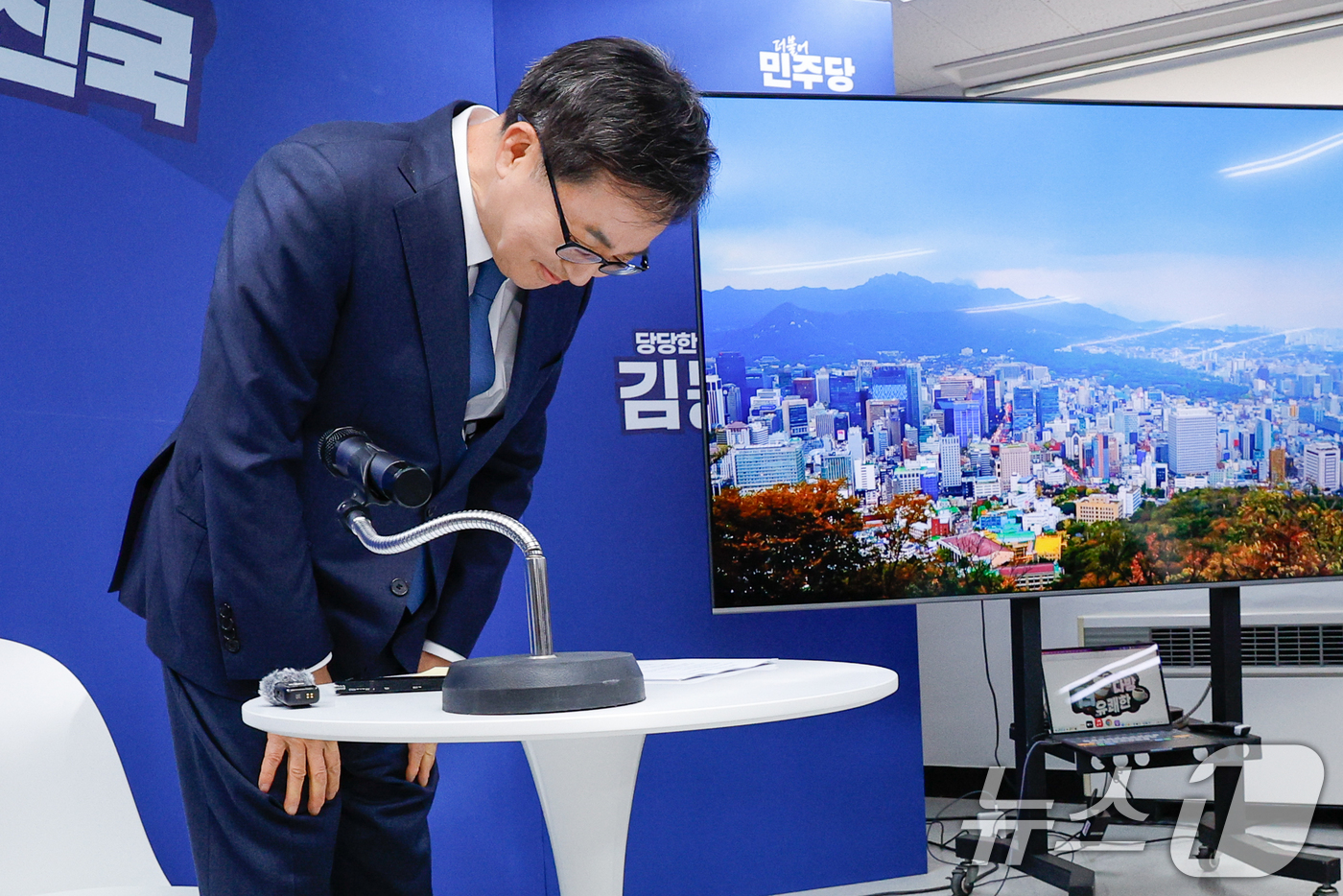 (서울=뉴스1) 안은나 기자 = 더불어민주당 대권주자인 김동연 경기도지사가 13일 서울 여의도에 마련된 캠프에서 열린 '유쾌한 캠프의 더 유쾌한 다방' 행사에 참석해 인사하고 있다 …