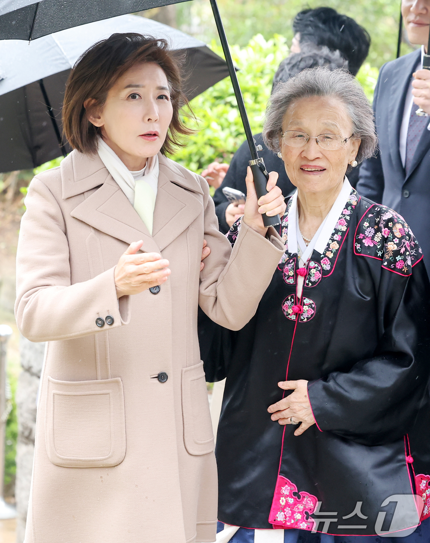 (서울=뉴스1) 민경석 기자 = 국민의힘 대선후보 경선에 뛰어든 나경원 의원이 13일 오후 서울 종로구 이화장을 찾아 故 이승만 전 대통령의 며느리 조혜자 여사와 내부를 둘러보고 …
