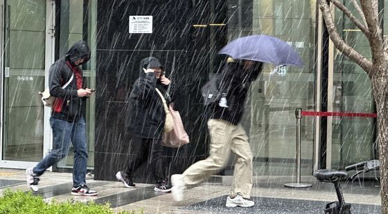 '전국에 비' 변덕쟁이 날씨…제주·남해안 최대 80㎜ 폭우[오늘날씨]
