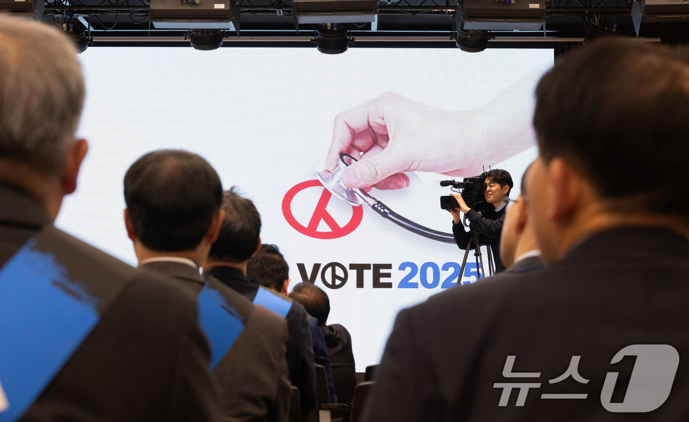 (서울=뉴스1) 이승배 기자 = 13일 오후 서울 용산구 대한의사협회에서 열린 의료정상화를 위한 전국의사대표자대회에 참석자들이 김택우 대한의사협회장의 발언을 듣고 있다. 2025. …