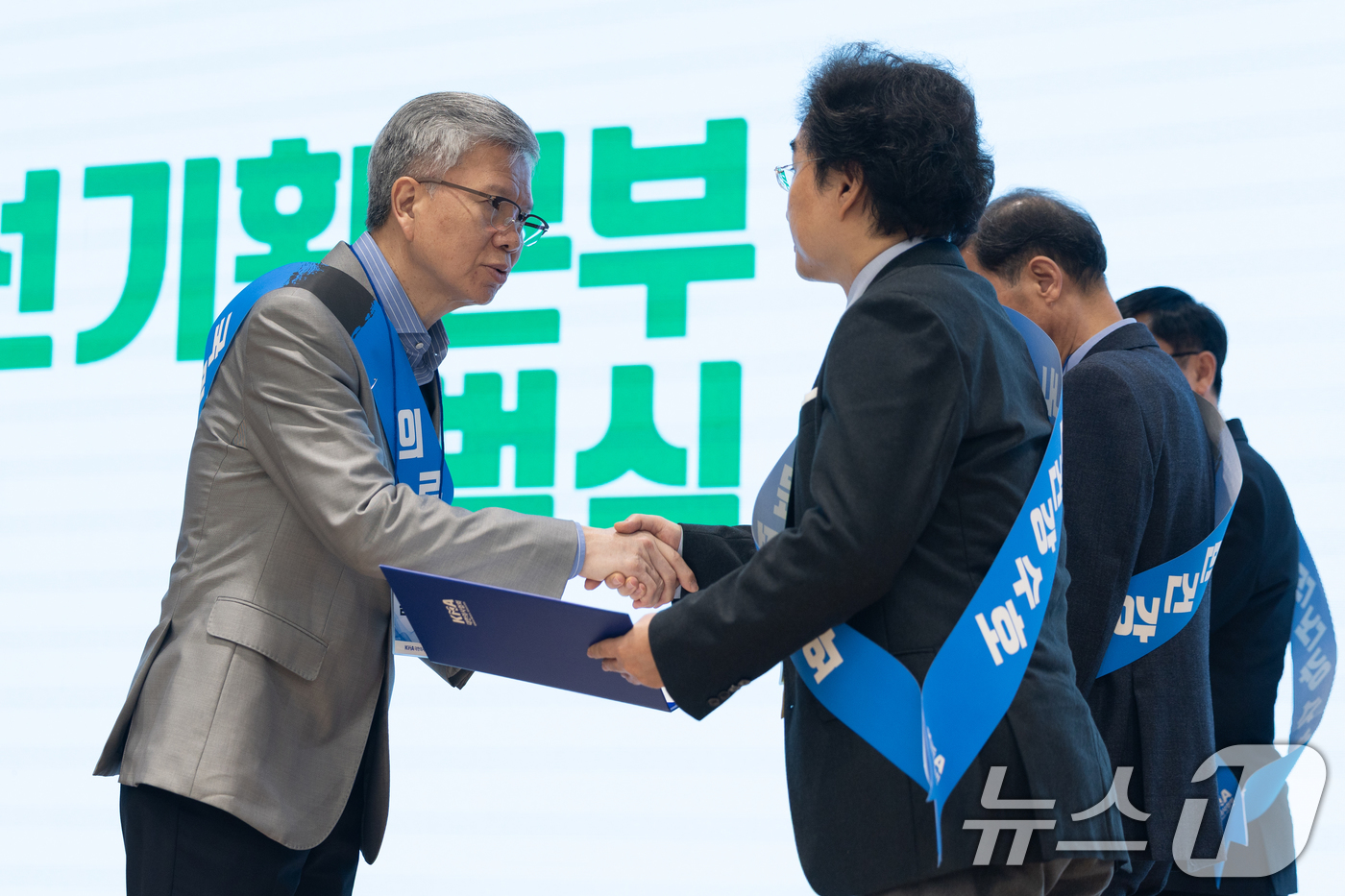 (서울=뉴스1) 이승배 기자 = 김택우 대한의사협회장이 13일 오후 서울 용산구 대한의사협회에서 열린 대선기획본부 출범식에서 본부장들에게 임명장을 수여하고 있다. 2025.4.13 …