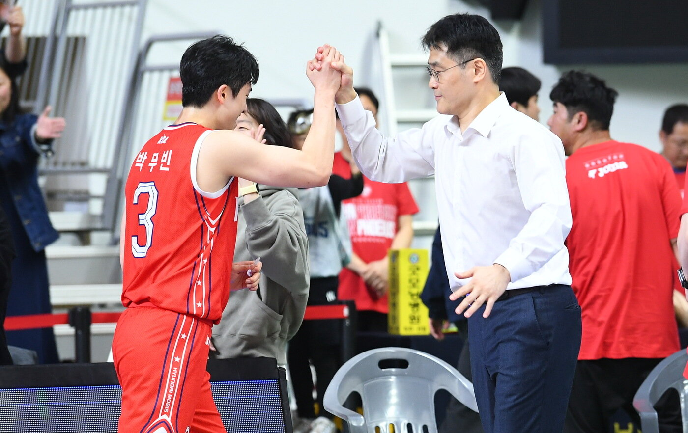 본문 이미지 - 조동현 울산 현대모비스 감독(오른쪽). (KBL 제공)