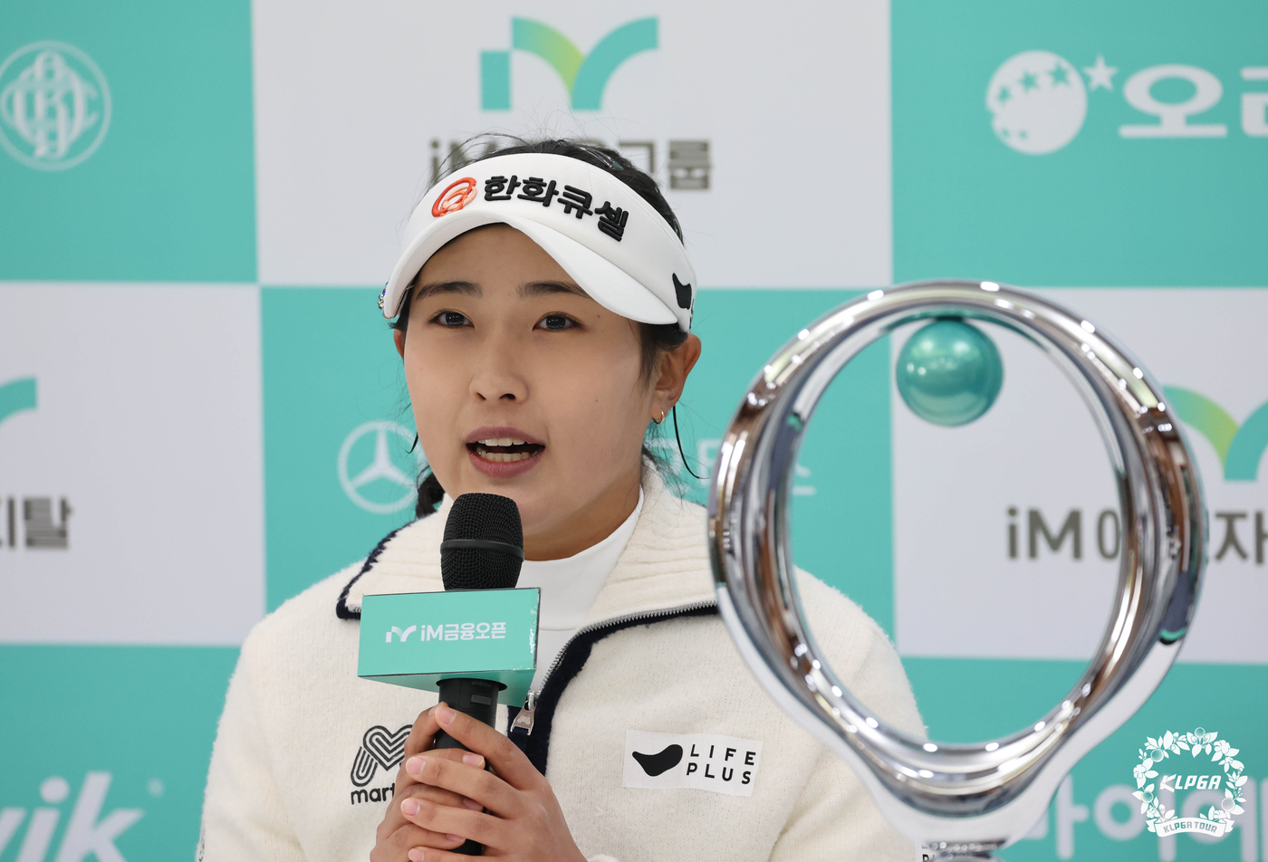 (서울=뉴스1) = 김민주가 13일 경북 구미 골프존카운티선산CC에서 열린 'iM금융오픈' 최종라운드에서 우승한 후 미디어 인터뷰를 하고 있다. (KLPGT 제공. 재판매 및 DB …