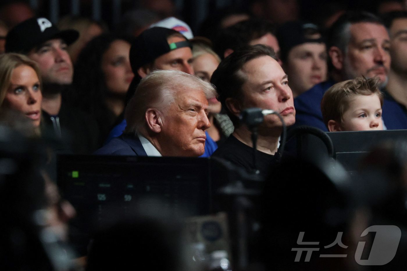 (마이애미 AFP=뉴스1) 우동명 기자 = 도널드 트럼프 미국 대통령이 12일(현지시간) 플로리다주 마이애미 카세야 센터에서 열린 UFC 경기를 일론 머스크 테슬라 CEO, 아들 …