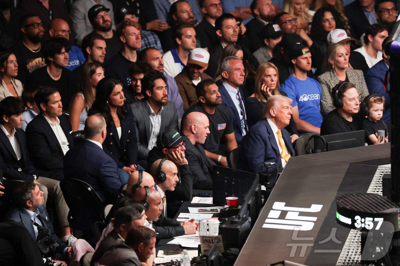 (마이애미 AFP=뉴스1) 우동명 기자 = 도널드 트럼프 미국 대통령이 12일(현지시간) 플로리다주 마이애미 카세야 센터에서 열린 UFC 경기를 일론 머스크 테슬라 CEO, 아들 …