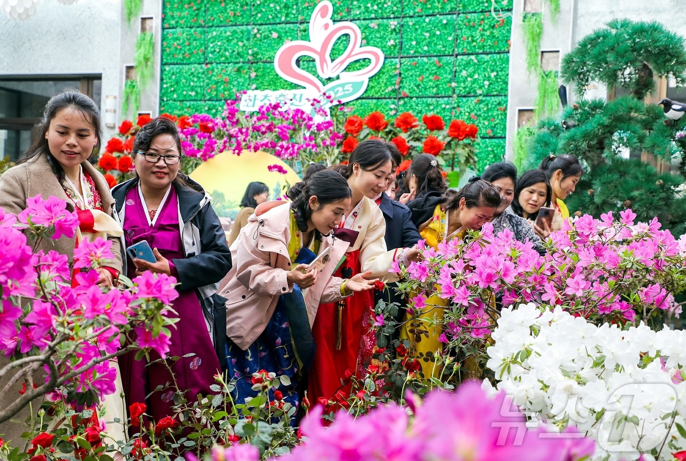 (평양 노동신문=뉴스1) = 북한 노동당 기관지 노동신문은 14일 "뜻깊은 4월의 명절을 맞으며 '화초축전-2025'가 4월15일소년백화원에서 개막했다"라고 보도했다. [국내에서만 …