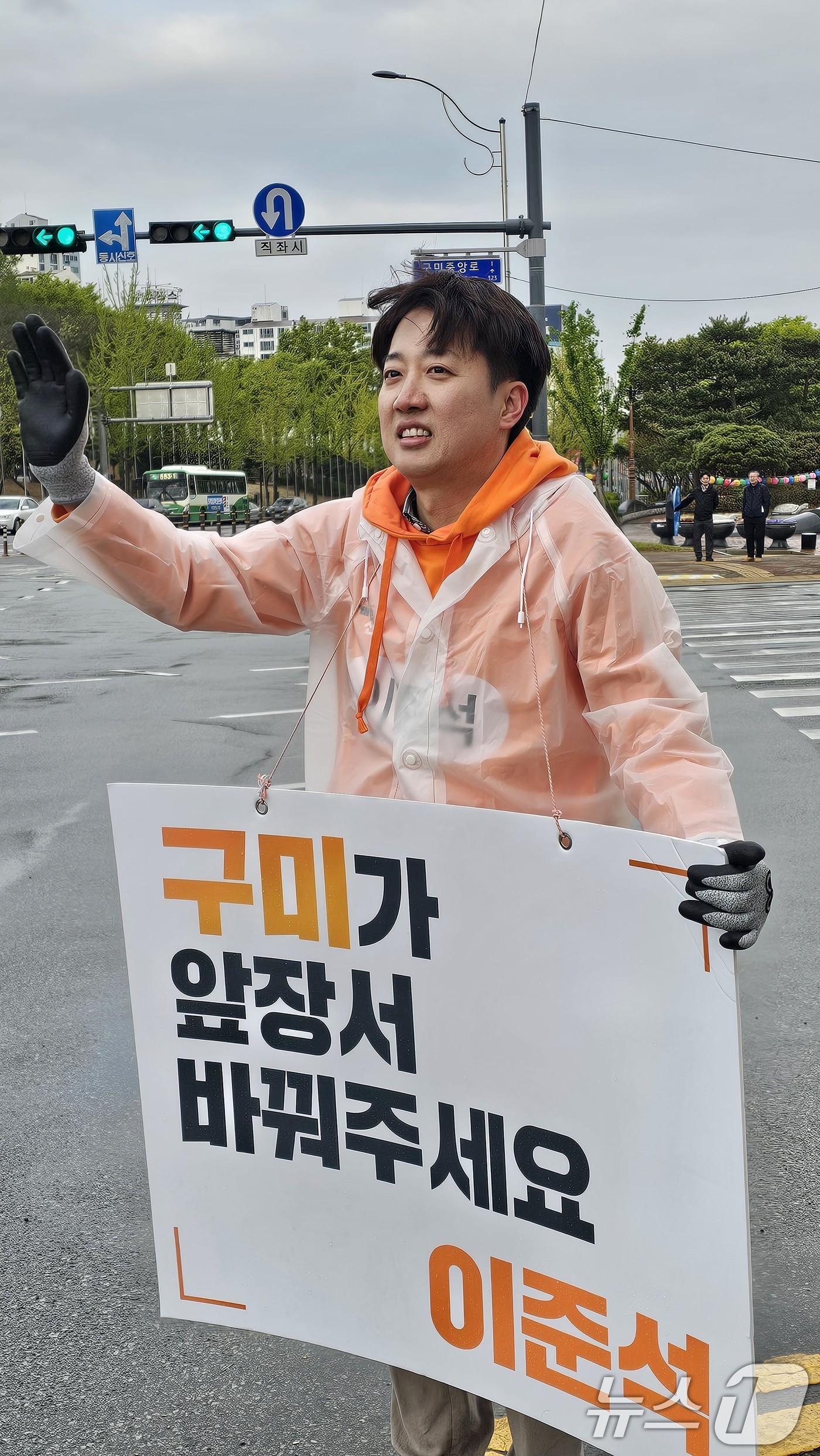 (구미=뉴스1) 정우용 기자 = 이준석 개혁신당  대표가 14일 오전  경북 구미시  KBS 네거리에서 출근길 인사를 하고 있다. 2025.4.14/뉴스1